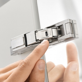 Spiegel Glas Scharnier mit Zuhaltung + Dämpfung 71B4500C Cristallo Scharnier, gedämpft - NI